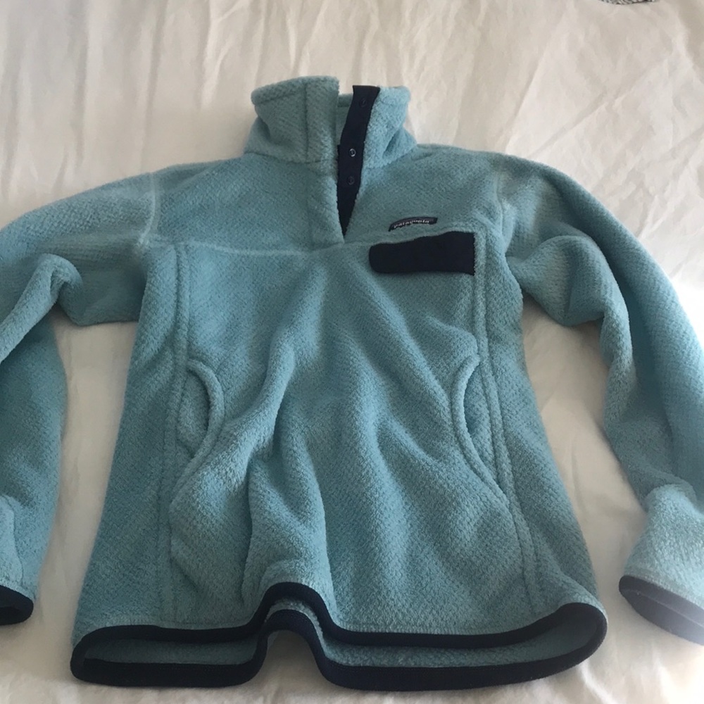In like new condition Patagonia fleece pullover/ light blue with dark blue trim.